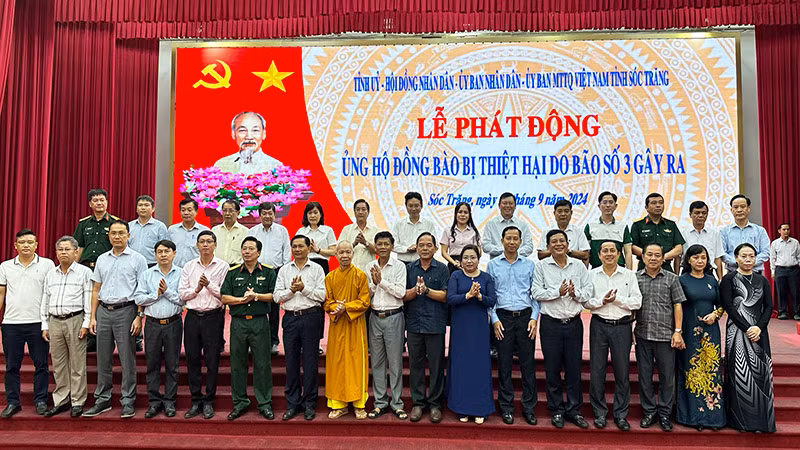 Lãnh đạo tỉnh biểu dương các tập thể cá nhân có đóng góp tích cực tại buổi lễ.