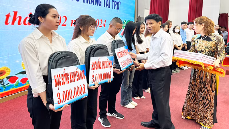 Bí thư Tỉnh ủy Sóc Trăng Lâm Văn Mẫn trao học bổng khuyến học cho học sinh dân tộc thiểu số vượt khó học tốt.