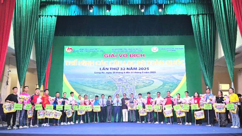 Ban tổ chức trao cờ luân lưu cho 20 câu lạc bộ thể hình trên toàn quốc.