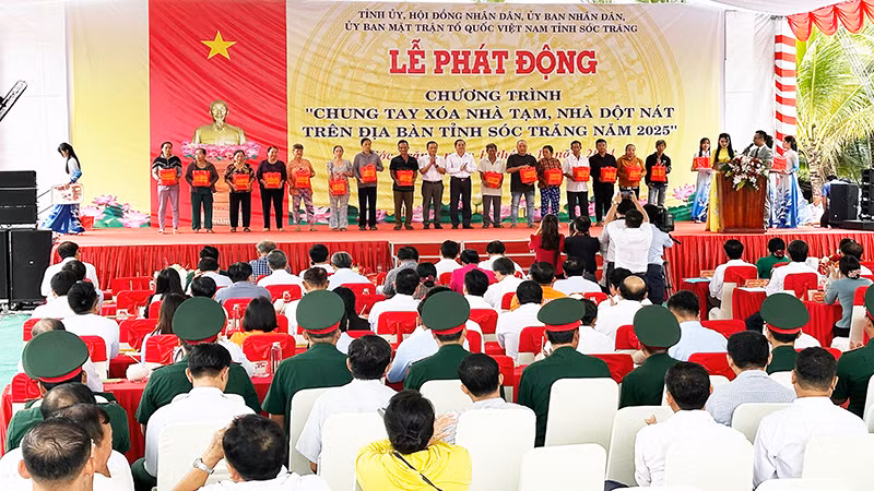 Nhân dân huyện Long Phú (Sóc Trăng) phấn khởi đến dự lễ khởi công xây nhà cho người nghèo, khó khăn.