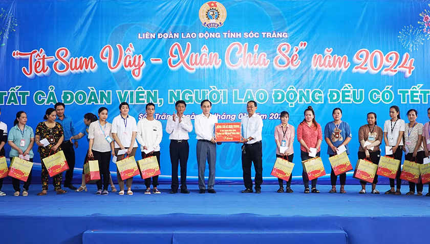 Đồng chí Lê Hoài Trung và Bí thư tỉnh ủy Sóc Trăng Lâm Văn Mẫn tặng quà Tết cho công nhân.