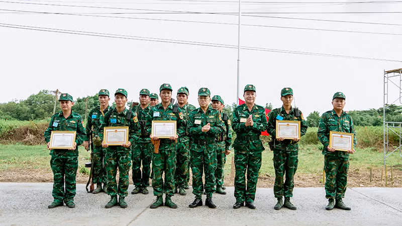Tặng giấy khen cho các tập thể cá nhân có thành tích xuất sắc trong tham gia diễn tập.
