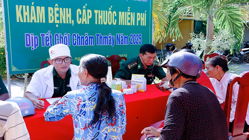 Khám bệnh cấp thuốc miễn phí cho người nghèo.