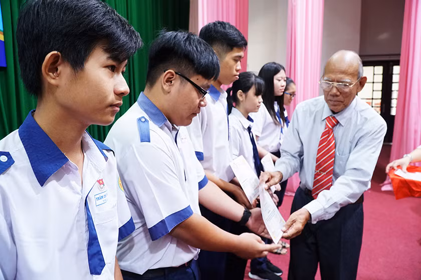 Thầy Lâm Es trao học bổng cho học sinh vượt khó học giỏi.