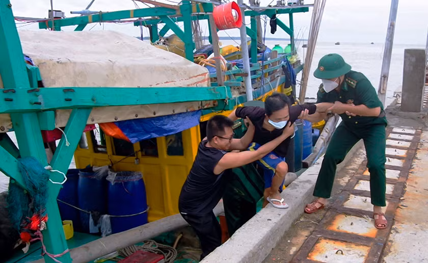 Tàu cá CM91051TS cập cảng đưa 5 ngư dân vào bờ an toàn.