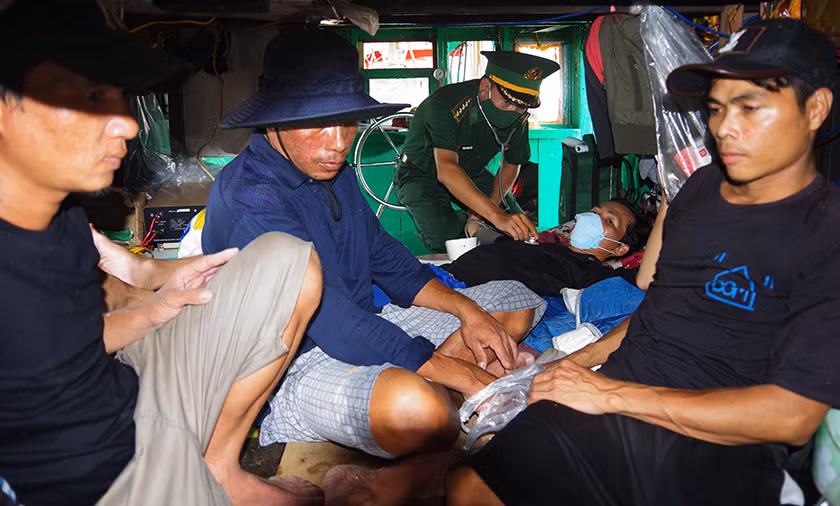 Quân y Biên phòng Sóc Trăng phục hồi sức khỏe ban đầu cho các ngư dân.