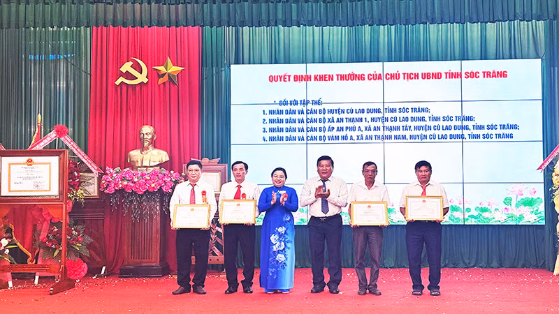 Lãnh đạo Tỉnh ủy, Hội đồng nhân dân tỉnh Sóc Trăng tặng Bằng khen cho các tập thể.