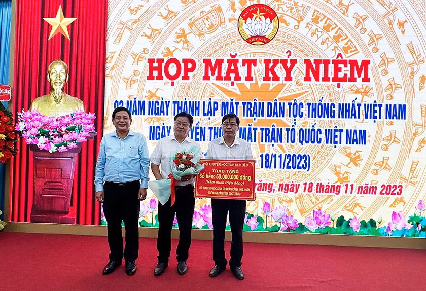 Hội Khuyến học tỉnh Bạc Liêu đã ủng hộ 100 triệu giúp đỡ hộ nghèo và học sinh khó khăn của tỉnh Sóc Trăng.