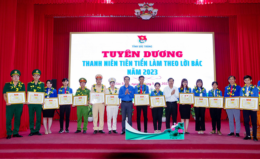Tuyên dương các thanh niên tiên tiến làm theo lời Bác.