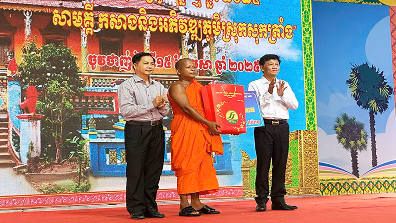Lãnh đạo tỉnh Sóc Trăng tặng quà cho chùa và đồng bào Khmer.
