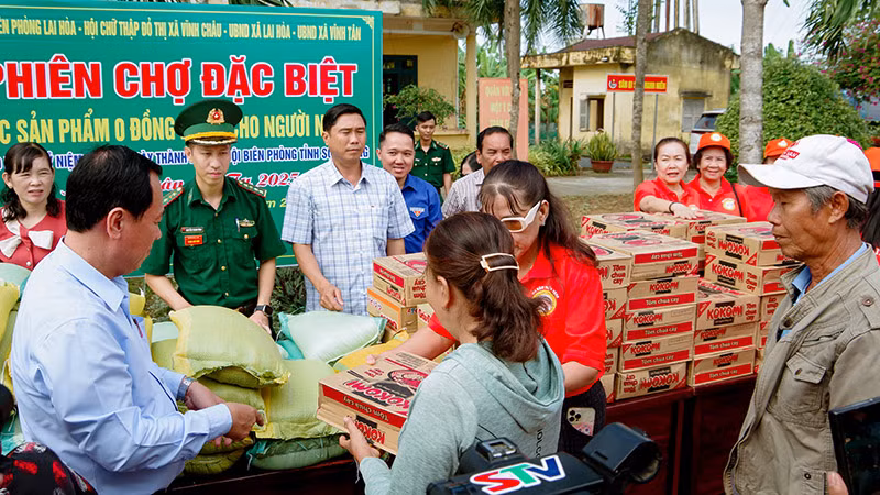 Phiên chợ đặc biệt với các sản phẩm 0 đồng dành cho người nghèo.