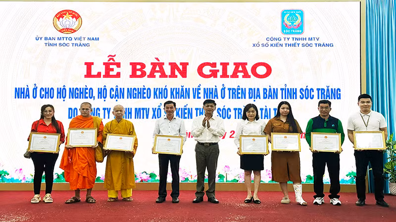 Bí thư Tỉnh ủy Sóc Trăng Lâm Văn Mẫn tặng Bằng khen cho các tập thể, cá nhân có thành tích trong hoạt động xã hội.