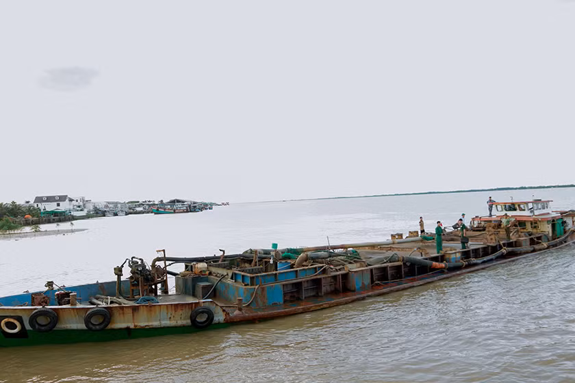 Phương tiện khai thác cát biển trái phép Phương tiện khai thác cát biển trái phép