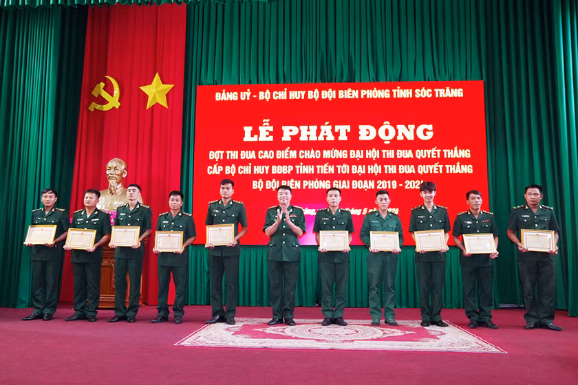 Khen thưởng các cá nhân có thành tích tiêu biểu, nổi bật trong thực hiện các nội dung, chỉ tiêu thi đua của đợt thi đua cao điểm Kỷ niệm 70 năm Chiến thắng Điện Biên Phủ.