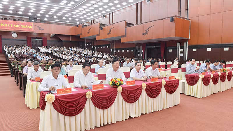 Các thành viên Ban Thường vụ Tỉnh ủy Sóc Trăng dự hội nghị