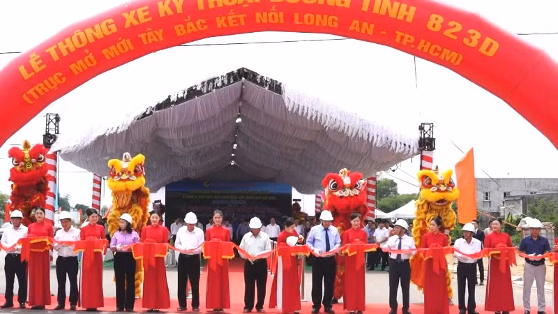 Thông xe kỹ thuật dự án đường tỉnh 823D, trục mở mới Tây Bắc kết nối Long An và Thành phố Hồ Chí Minh.