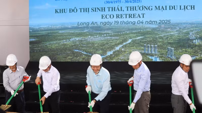 Phó Thủ tướng Chính phủ Mai Văn Chính cùng lãnh đạo chính Long An động thổ khu đô thị sinh thái, thương mại du lịch Eco Retreat tại xã Thanh Phú, Bến Lức, Long An.