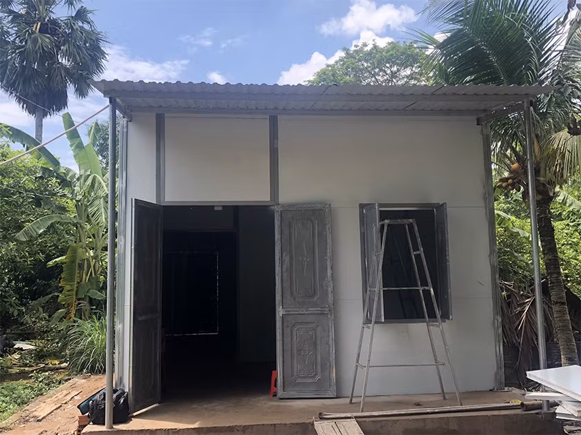 Nhà mẫu thô đang được triển khai trước để nghiệm thu.