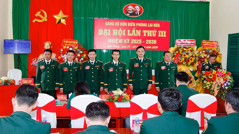 Ra mắt Đoàn đại biểu đi dự đại hội cấp trên.