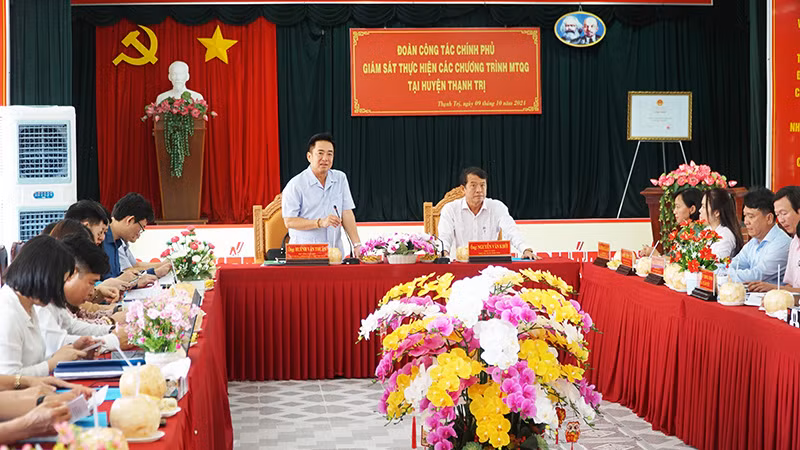 Đoàn giám sát làm việc với huyện Thạnh Trị.