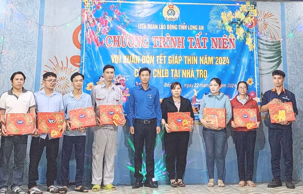 Quỹ CEP - Tổ chức tài chính vi mô tình thương tại Long An trao quà Tết cho công nhân tại khu nhà trọ Mười Phương (ấp 1, xã Mỹ, Bến Lức, Long An).