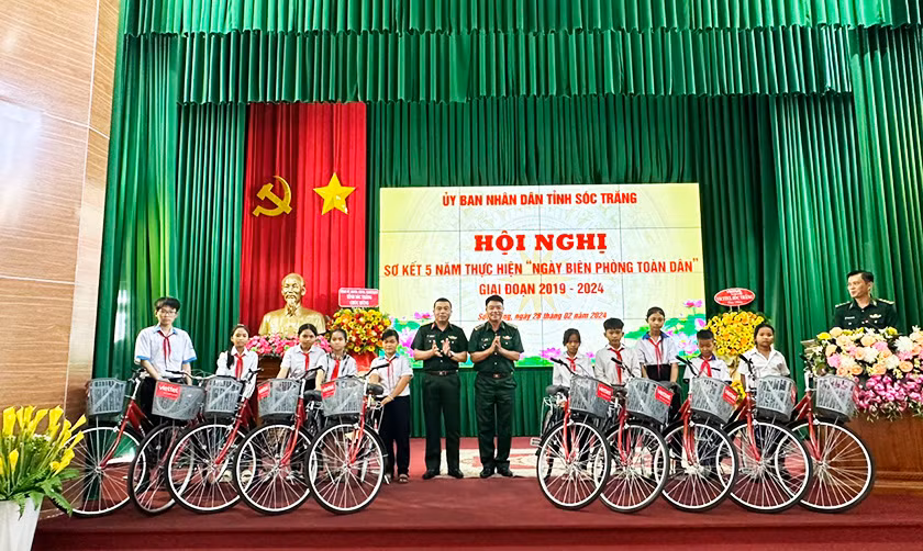 Tặng xe đạp cho các em học sinh nghèo khu vực biên giới biển Sóc Trăng.