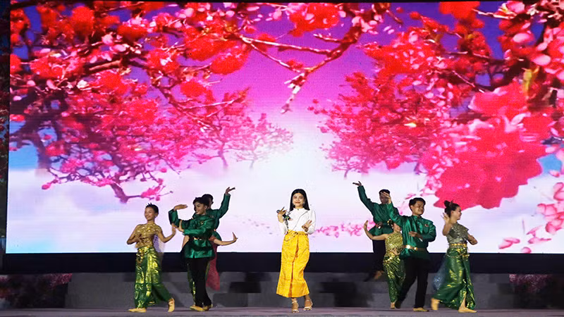 BIểu diễn nghệ thuật múa Khmer trong đêm khai mạc.