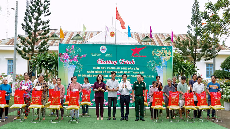 Trao quà Tết cho các hộ gia đình có hoàn cảnh khó khăn trên địa bàn khu vực biên giới biển huyện Trần Đề.