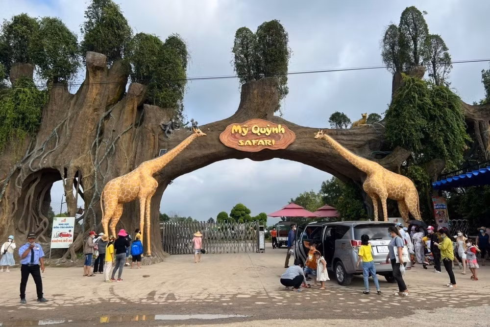 Nhiều đoàn khách từ các tỉnh thành đến khu du lịch vườn thú Mỹ Quỳnh (Đức Hòa, Long An) trong dịp lễ 2/9 Nhiều đoàn khách từ các tỉnh thành đến khu du lịch vườn thú Mỹ Quỳnh (Đức Hòa, Long An) trong dịp lễ 2/9