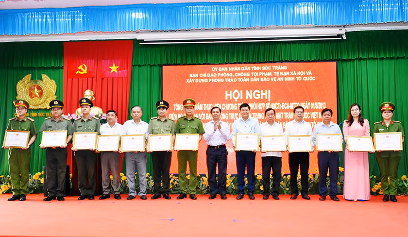 Trao Bằng khen cho các tập thể xuất sắc trong thực hiện phong trào toàn dân bảo vệ an ninh Tổ quốc.