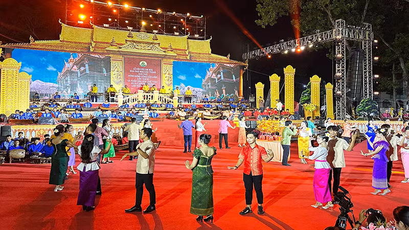 Dàn nhạc Ngũ âm hợp tấu cho ca múa cộng đồng trong các dịp lễ hội của đồng bào Khmer.