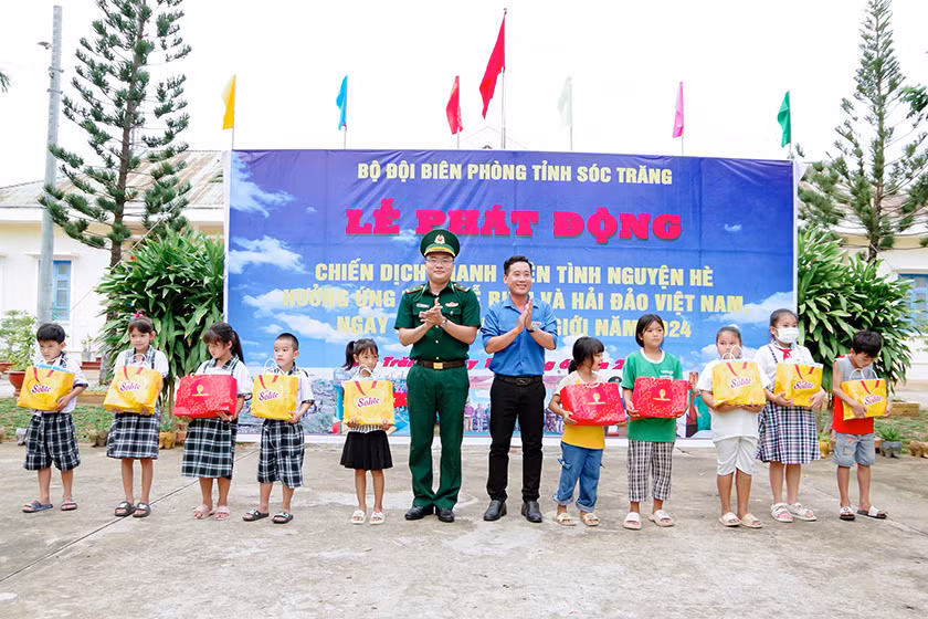 Trao quà cho các em học sinh có hoàn cảnh khó khăn.