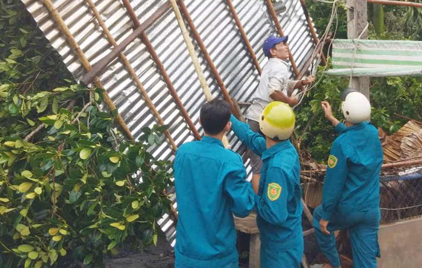 Lực lượng cứu nạn giúp người dân khắc phục thiệt hại do thiên tai.