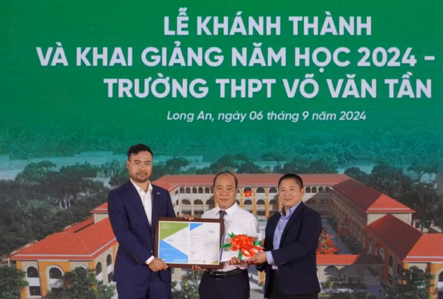 Đại diện Tổ chức Tài chính Quốc tế, một thành viên của nhóm Ngân hàng thế giới trao chứng chỉ Xanh cho nhà trường.