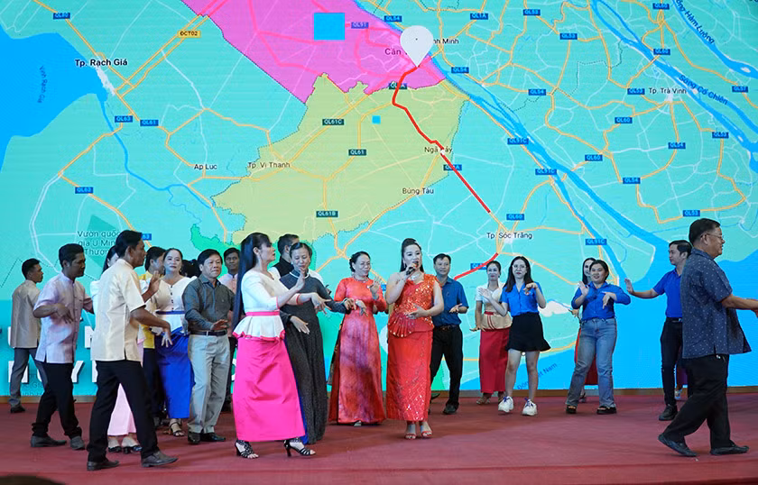 Các nghệ sĩ và đại biểu cùng giao lưu múa Rom Vong