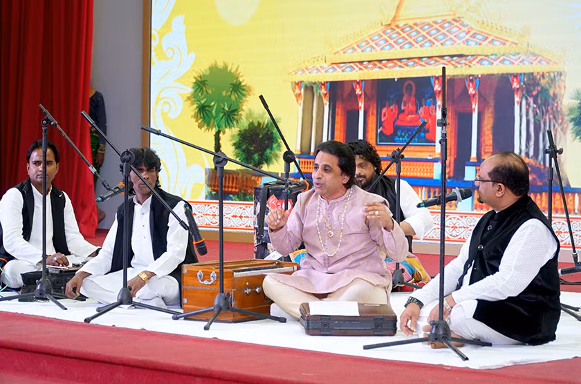 Nghệ sĩ Shadab Huissain, cùng 5 nghệ sĩ Đoàn ca nhạc QAWWALI biểu diễn