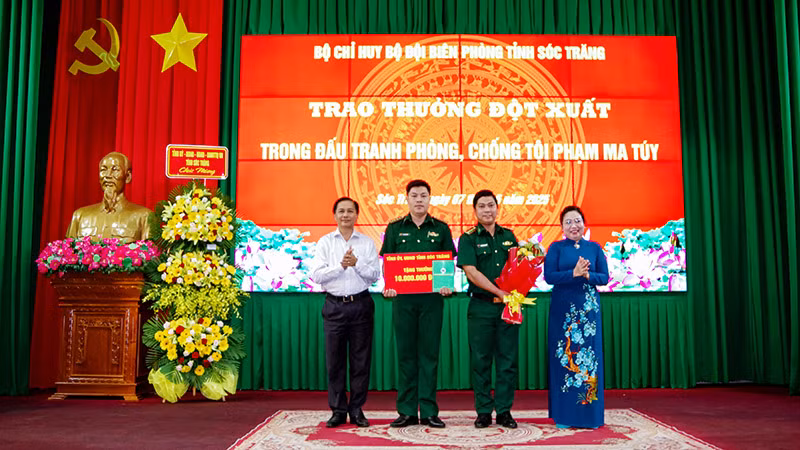 Đồng chí Hồ Thị Cẩm Đào và đồng chí Trần Văn Lâu trao thưởng cho tập thể đồn Biên phòng Trung Bình.