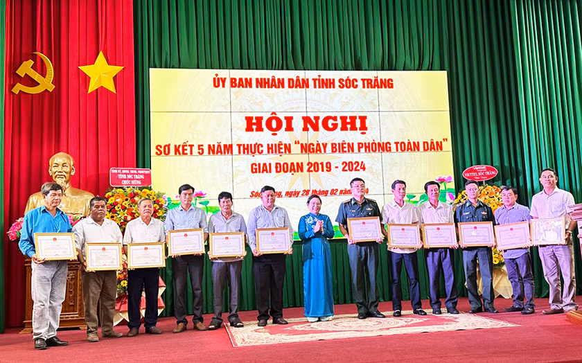 Tặng Bằng khen cho các tập thể và cá nhân có thành tích xuất sắc trong thực hiện Ngày Biên phòng toàn dân.