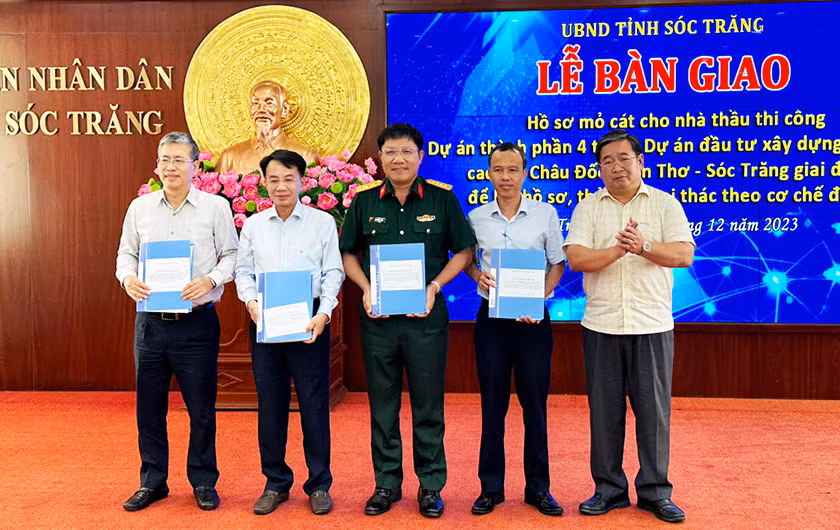 Giám đốc Sở Tài nguyên và Môi trường tỉnh Sóc Trăng Ngô Thái Chân bàn giao hồ sơ mỏ cát cho các đơn vị.