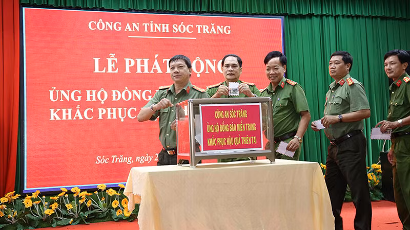 Lực lượng Công an Sóc Trăng quyên góp cứu trợ đồng bào miền trung bị thiên tai (ảnh tư liệu).