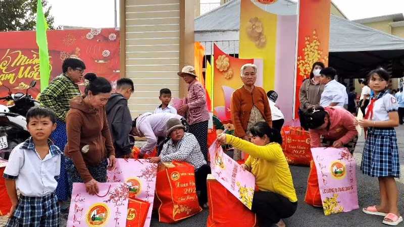 Tết ấm áp đến với bà con có hoàn cảnh khó khăn từ “Chợ Xuân 0 đồng-Lan tỏa yêu thương” do Quân khu 7 tổ chức.