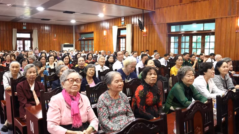 Cán bộ lão thành tỉnh Long An dự họp mặt Xuân Ất Tỵ 2025.