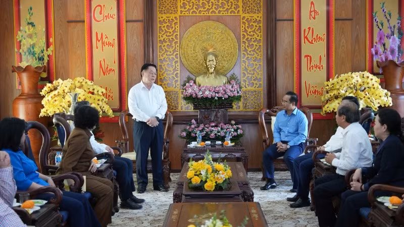 Ủy viên Bộ Chính trị, Trưởng Ban Tuyên giáo Trung ương Nguyễn Trọng Nghĩa thăm, chúc Tết Đảng bộ, chính quyền tỉnh Long An.
