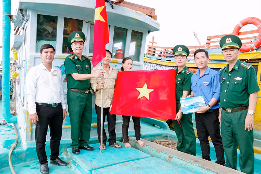 Tặng cờ Tổ quốc cho ngư dân.