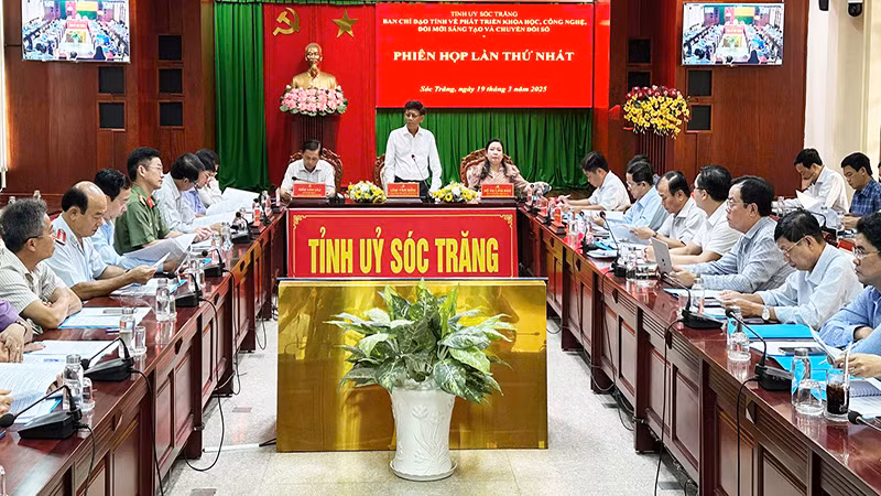 Bí thư Tỉnh ủy Sóc Trăng Lâm Văn Mẫn phát biểu chỉ đạo phiên họp.