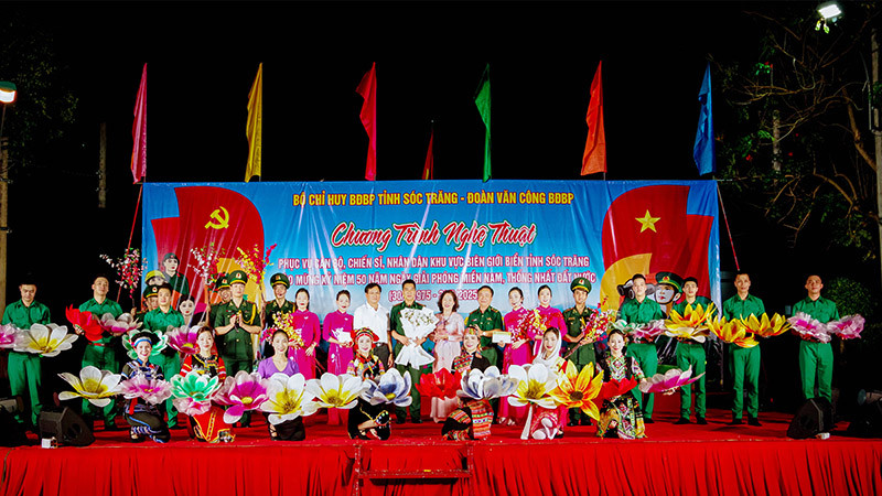 Tặng hoa chúc mừng đoàn văn công Bộ đội Biên phòng.