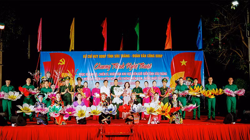 Tặng hoa chúc mừng đoàn văn công Bộ đội Biên phòng.