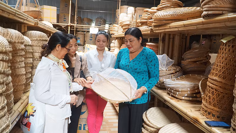 Chị Trương Thị Bạch Thủy, dân tộc Khmer, Giám đốc Hợp tác xã mây tre đan Thủy Tuyết (Châu Thành - Sóc Trăng) giới thiệu sản phẩm cho du khách.