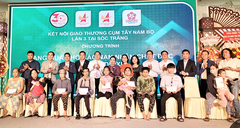 Chương trình tặng quà cho các nạn nhân dioxin của tỉnh Sóc Trăng.