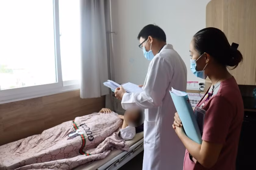 Các bác sĩ thăm khám chị S. hồi phục sau khi phẫu thuật